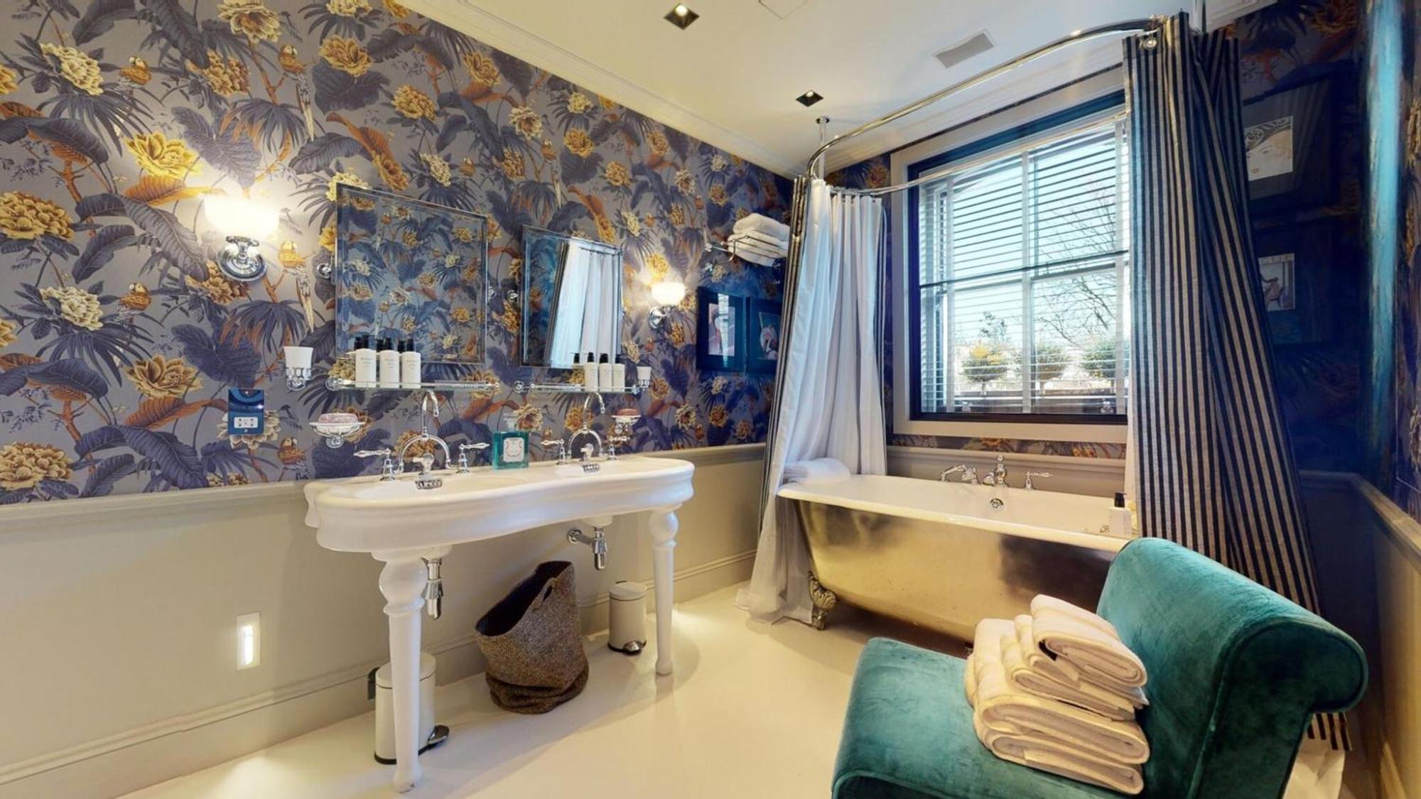 Luxurious - Denyer Street