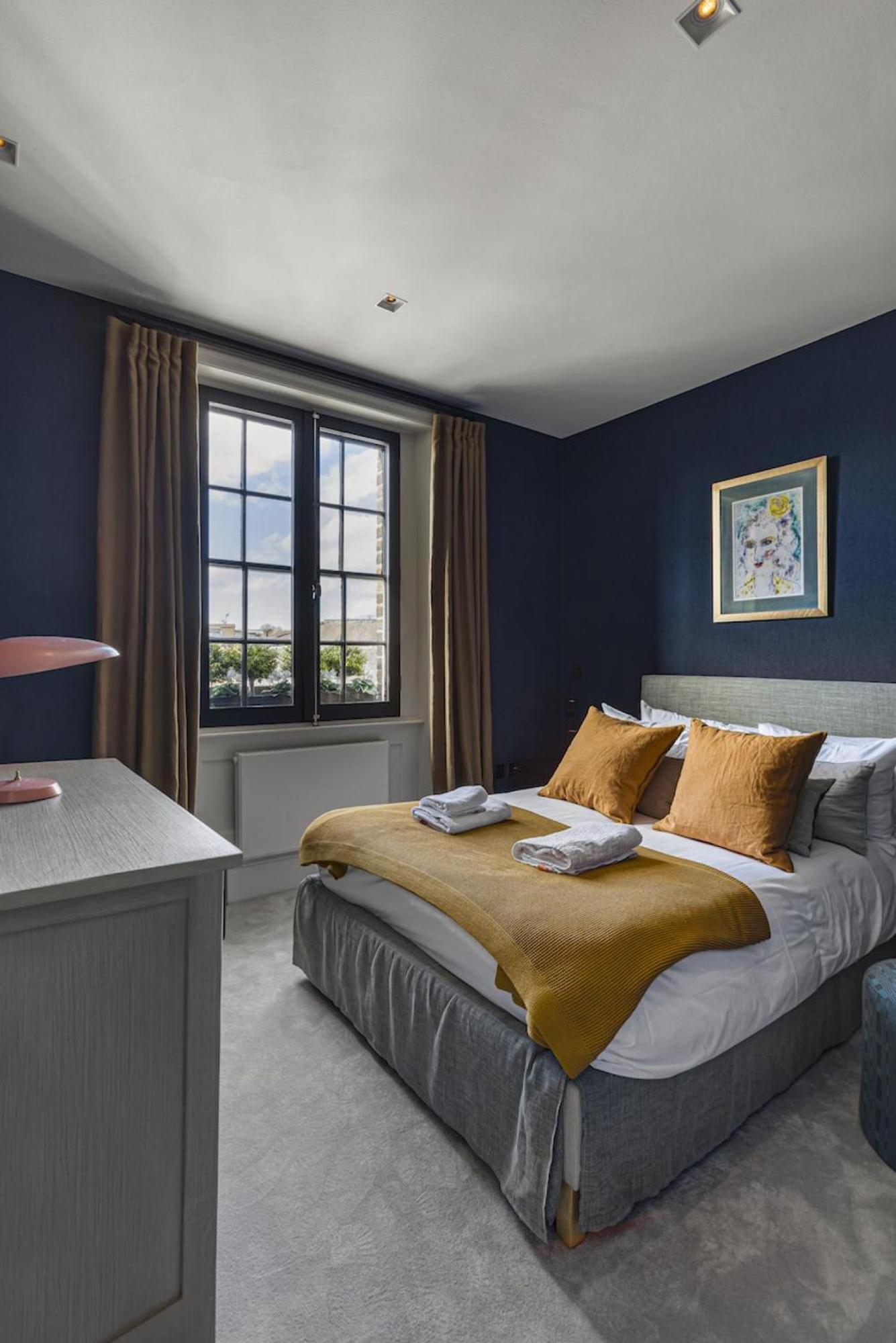 Luxurious - Denyer Street